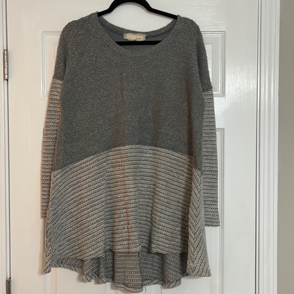 Cute dark and light grey hi-lo loose hem sweater